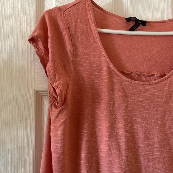 Peachy coral Jessica Simpson crochet trim tee - Picture 2 of 8